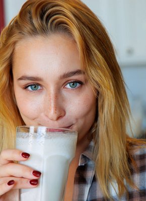 Телка с волосатым лобком раскрывает рогатку