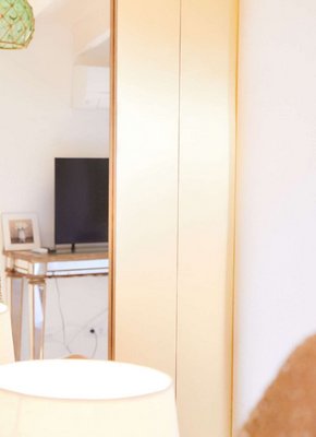 Эротическая модель ласкает гладкую промежность