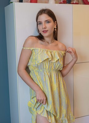 Голая простушка показала бритую пизду