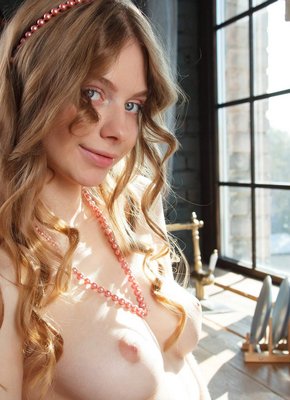 Голая милашка с волосатым лобком и бритой писей