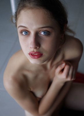 Голая стройняшка с маленькой попочкой