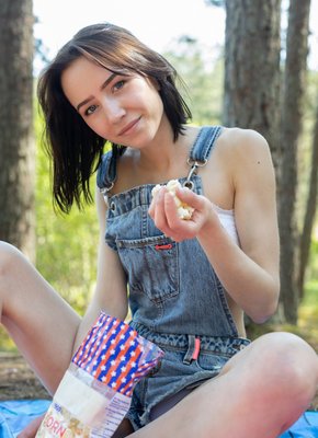 Плоская девица с большими половыми губками