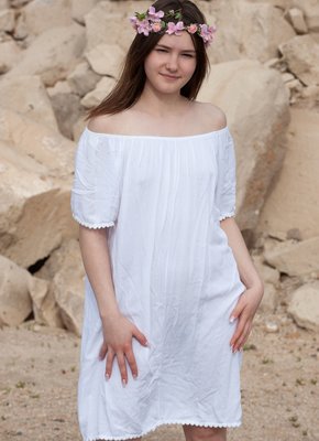 Милая детка ласкает бритую киску перед камерой