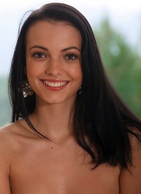 Стройная брюнетка с соблазнительным телом