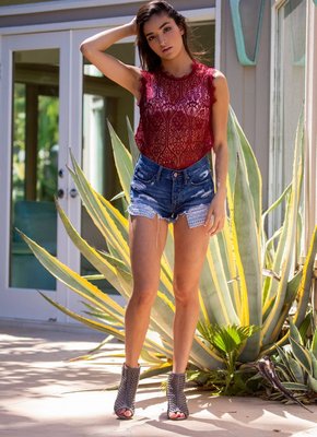 Экзотическая красотка сняла шорты и трусики