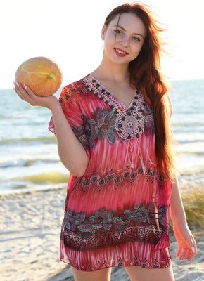 Рыжая тётка разделась до гола на пляже