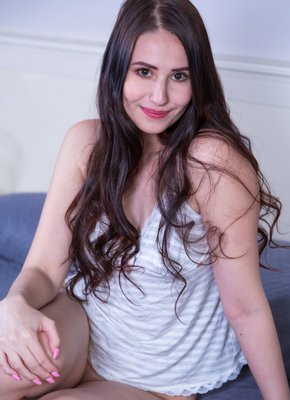 Развратная брюнетка без трусов в кровати