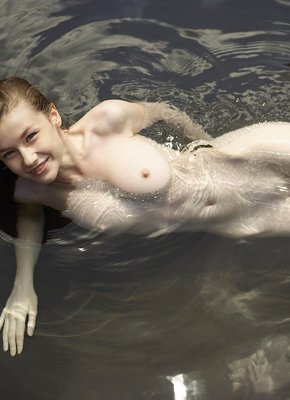 Девушка с красивыми формами голая в воде