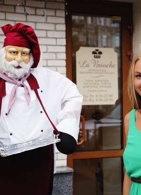 Блондинка скидывает платье и голая валяется в постели