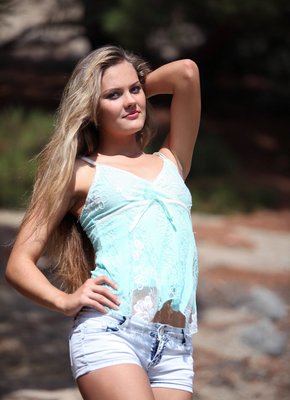 Сочная девка с аппетитной задницей