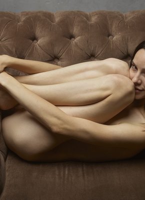 Голая брюнетка раздвинула ноги в кресле