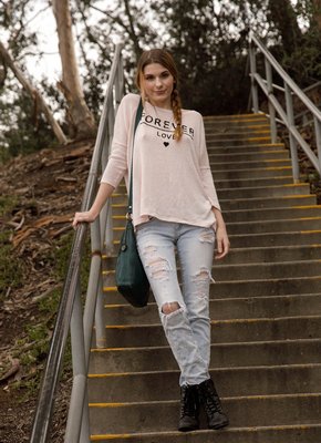 Студентка в джинсах оголила красивую грудь на улице