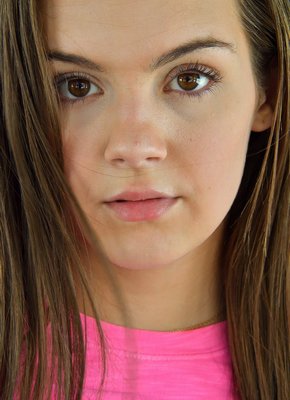 В джинсовой юбке засветила трусы на улице