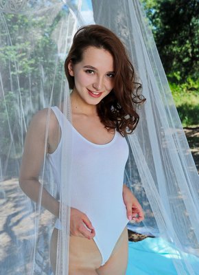 Бесстыжая детка дрочит бритую письку в лесу