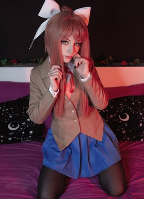 Милая куколка раздевается на камеру