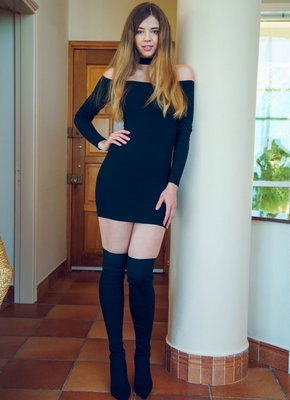 Сексуальная девушка в сапогах сняла платье