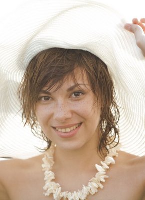 Обнажённая девушка купается в море