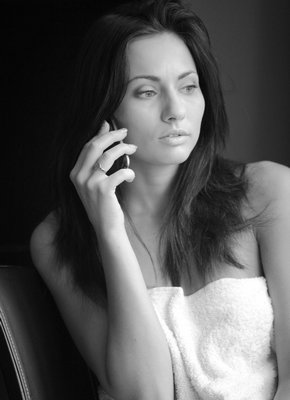 Стройная девица на кресле