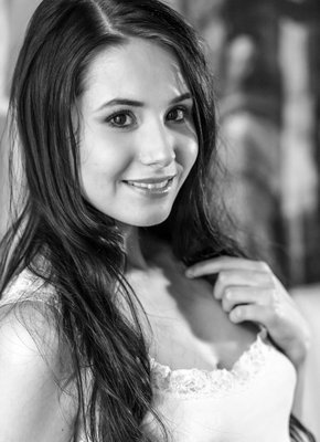 Молодая девица с красивой попой и киской