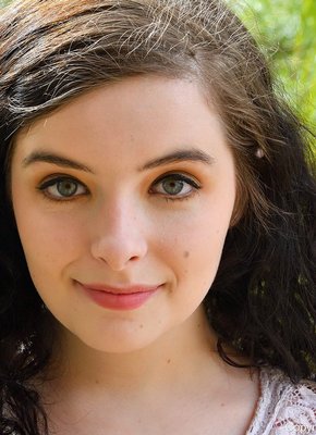 Сняла платье с трусами и достала секс игрушки