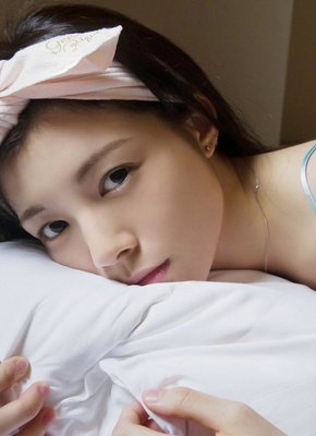 Японка в очках и красном нижнем белье