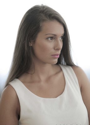 Красотка сняв трусы и лифчик показала попку и сиськи