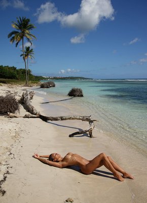 Загорелая девушка с упругими сиськами на пляже