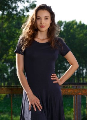 Привлекательная шатенка с шикарным телом на балконе