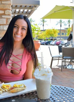 Сучка в шортиках играет большим дилдо