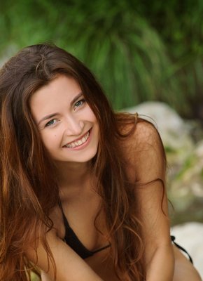 Красотка с плоской грудью намочилась под водопадом