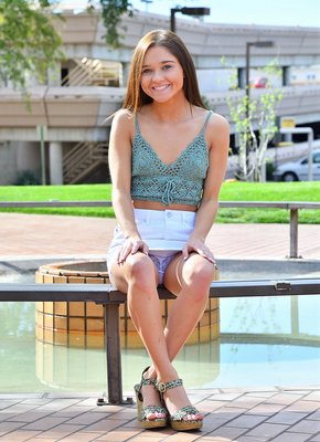 Девица в юбке засвечивает трусики и письку на улице