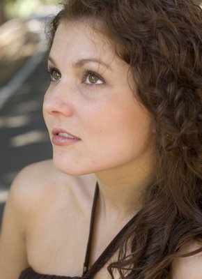 Девушка сняв платье оголила крупную попу на дороге