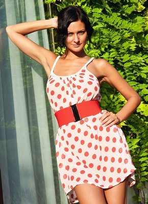 Девушка в платье показала свои прелести