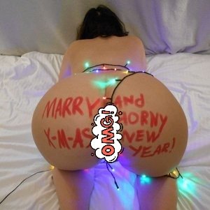 Голая девушка с надписью на жопе и леденцом в вагине ждёт Новый год