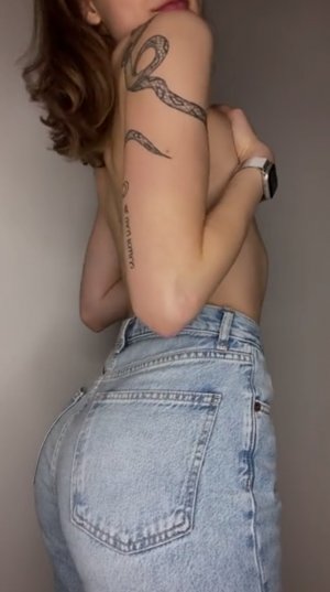 Страстная брюнетка скромно прикрывает свои маленькие сисечки, сохраняя интригу до конца